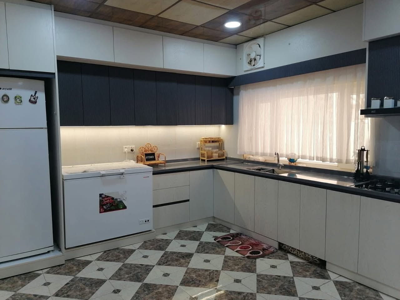 #دارللبيع
خانوو بو فروشتن له گه ره كى ده روازه فرعى به رامبه ر نانه واخانه ى سليمانى نزيك شه قامى ده روازه كولانى فول خدمات و سقف مغريبى و فول كاشى 

روبه رى 190 متر 
پيكهاتوه له :- 3 ژور نوستن - هول - مطبخ - ميوان - گه راج

نرخ 95 مليون ومجال

بوزانيارى زياتر په يوه ندى بكه ن به عقارات ستار اكرم بازرگان

📍ناونيشان : كه ركوك بازارى ئازادى ته لارى ئاسو

***********
***********
