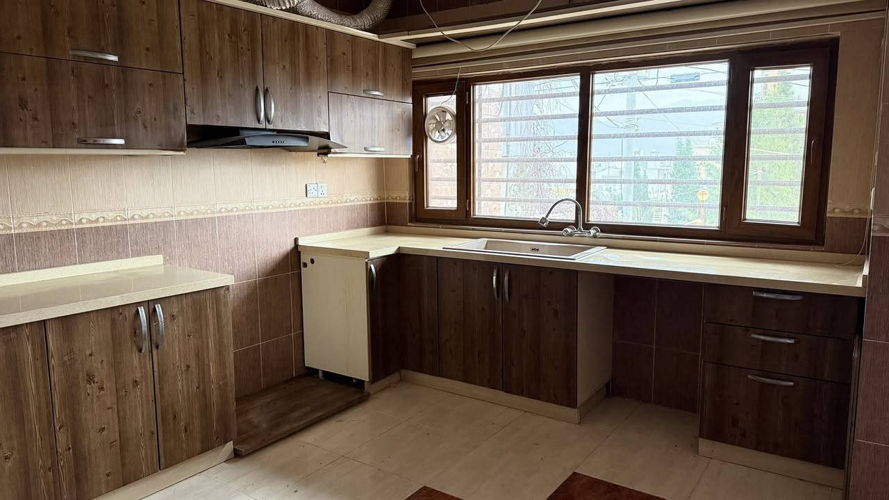 سلام علیکم بەڕێزان
ئەم کەوانتەرەمان هەیە بۆ فرۆشتن بە مڕەشەحەوە زۆر بێ عەیب و مەزبوتە زۆر تازە و جوان ماوەتەوە ، شوێنی تەباخی هەیە لەگەڵ شوێنی خەسالەی قاپ شۆرینیشی هەیە و حەوزێکەی شەریکەی فڕانکە ، لای سەلاجەکەی درێژی 4.15سم
درێژی لای حەوزەکەشی 2.45سم
خۆتان نرخ بدەن
شوێن / سلێمانی


**إذا كنت صاحب هذا الإعلان وتريد حذفه لأي سبب، رجاءا أرسل رسالة إلى الدعم الفني**