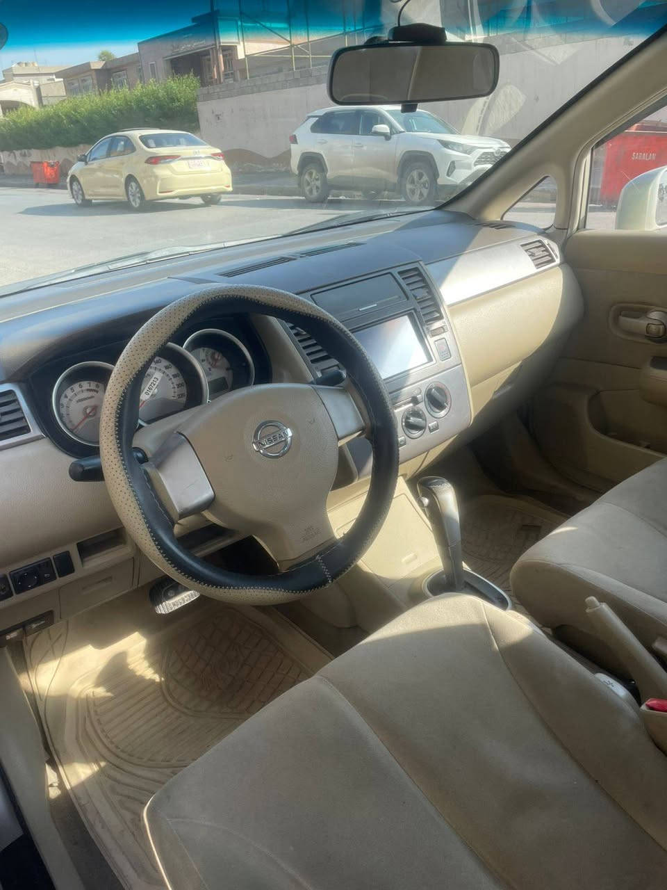 سەرەتا بەناوی خوای گەورە نیسان تیدە 2009 سەیارەکە جاهزە رەقەم و سەنەوی نوێێ سەیارەکە گێروو مەکینەو تەبرید سار د و گەرم تەقەو رەقە کامل بەشەرتە تەحویل بەشەرتە پێشوو پشتی کەپسە 5 پارچەی سبوغە قیچەک کالبونەوەی هەیە بەس سەیارەکی جاهزە بێ حەیبو حارە لەهەولێرە سحریشی 83 قیچەک مەجال *********** أربيل, العراق
