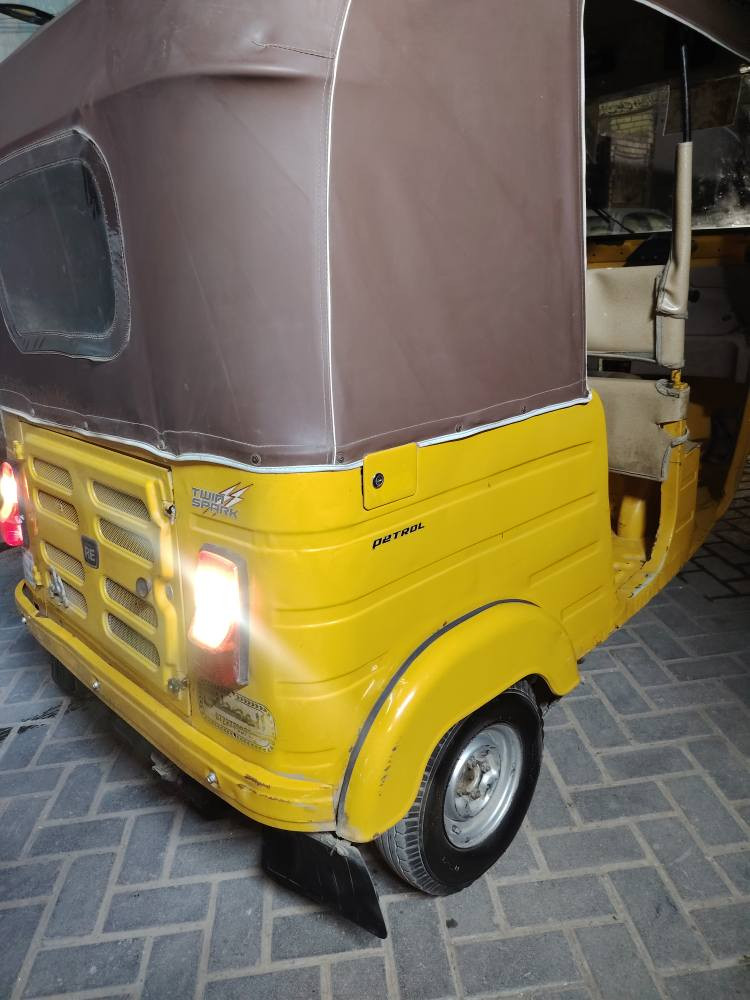 سلام عليكم تكتك موديل 2019 مرقمه جهازه تحويل ثاني يوم مكينه مكفوله بيها بس صفحه صبغ السعر 6 بيها مجال قليل عنوان مدينه صدر قطاع 18 يريدها اتصل ***********
