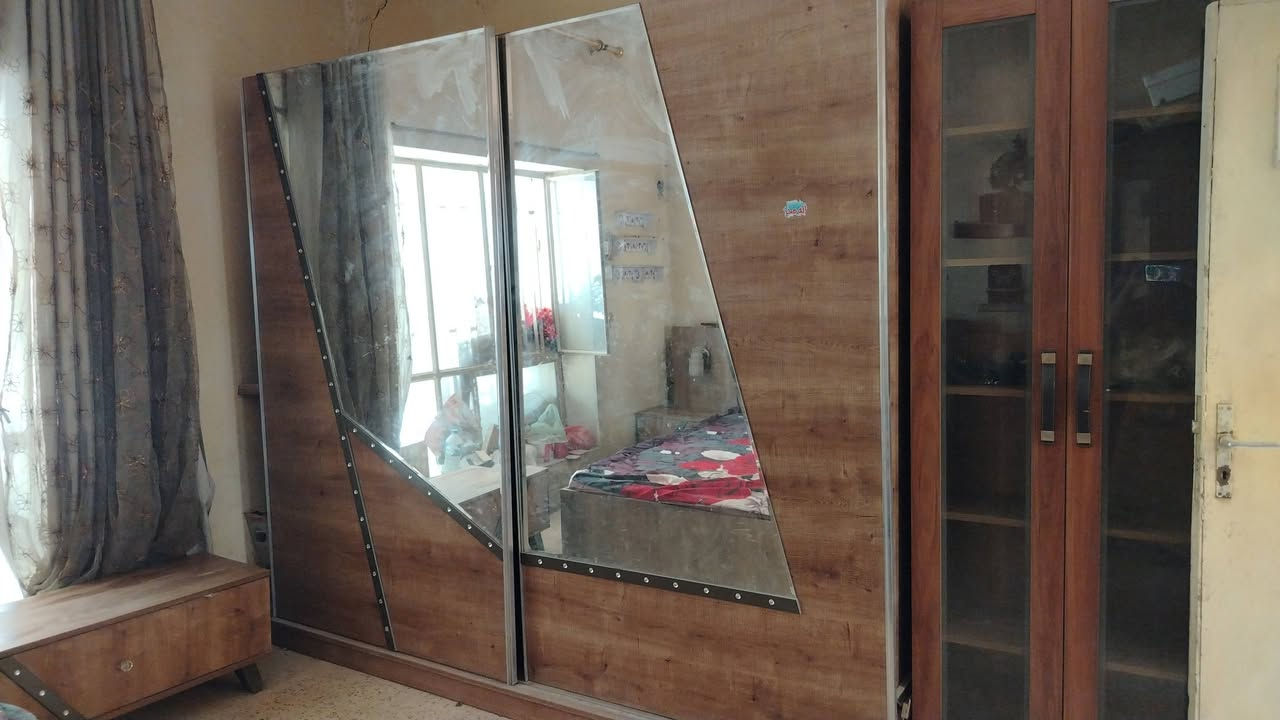 غرفة نوم تركي مستعمله سنة وحدة جديدة السعر ٤٠٠ مستعجلة على البيع لغرض تفليش البيت ***********
