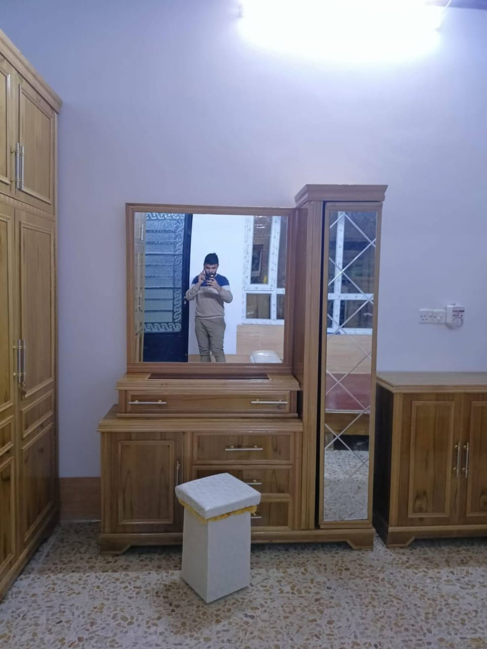 #قسط_غرفتك_براحتك
✔️ ويانا مدة التقسيط سنة و نص بدون مقدمة 
✔️ لحاملي ماستر كارد الرافدين من الموظفين و المنتسبين و المتقاعدين
✔️ يوجد فصال حسب الطلب
✔️ يمكنكم استبدال غرفكم القديمة بغرفة جديدة وتقسيط الفرق
✔️ غرف نوم باحدث الموديلات من خشب الصاج
📌العنوان : الموصل / الجانب الأيمن / الصناعة القديمة / اليابسات
📱اسياسيل : *********** (يوجد واتساب)
📱 كورك : ***********(يوجد واتساب
