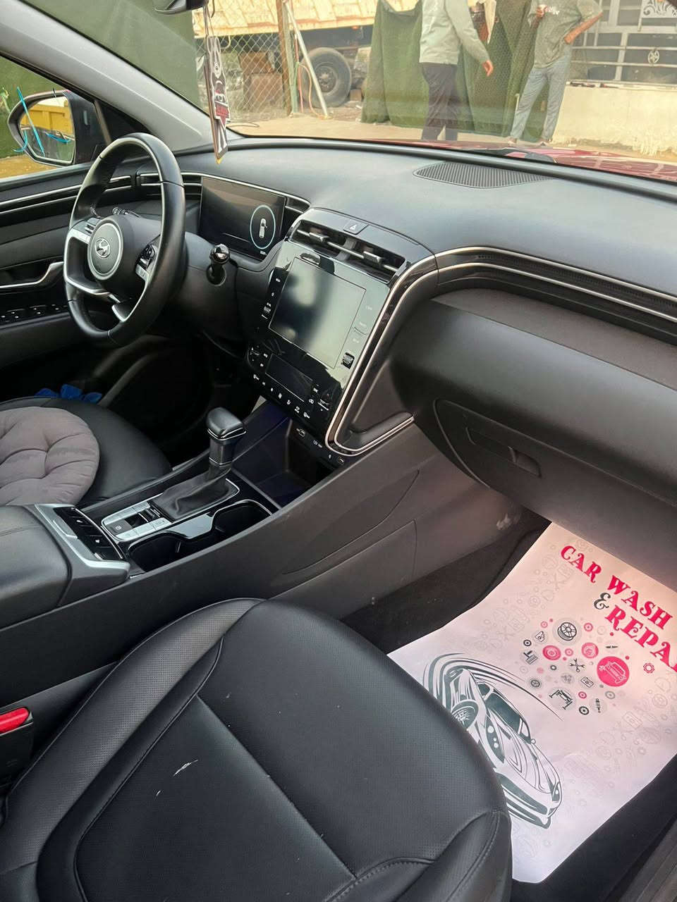 سلام عليكم للبيع توسان وارد أمريكي موديل ٢٣ فول مواصفات فتحه بصمه حادث كما موضح بس البنيد مصلح بارد بدون ايرباك  ماشيه ٢٤ الف ميل مكاني بغداد حي نصر  رقم بغداد بسمي انكليزي  ***********
