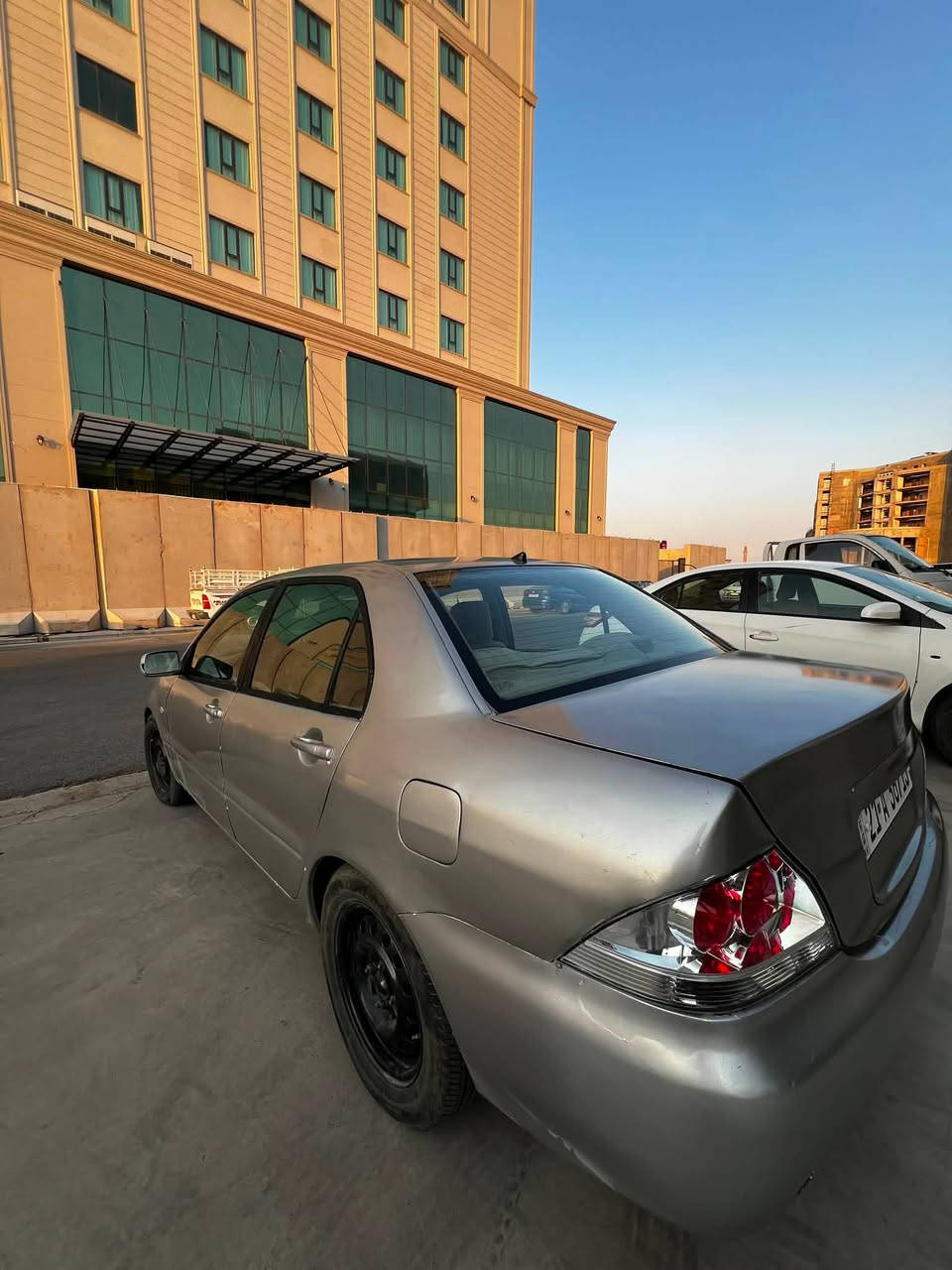 لانسەر ٢٠٠٧
مەکینە گەورەی بیلادی
گێڕ تۆماتیک
چوارجام کارەبا
سیستەمی غازی تورکی و بەنزین
گێڕ و مەکینە و تەبرید و کارەباییات بەشەرت
سەنەوی تا ٢٠٢٩ بەناوی خۆمە
هەزەی نوێیە
چوارتایەی ئەصلی لەبنە
شاشە ئایپاد و کامێرا
ناو زەردە
سبوغ عامە
دەعمی قورسی نییە
تەبرید لە سلۆری
نرخی 63$ و معاملە
*********** 
لە هەولێرم
