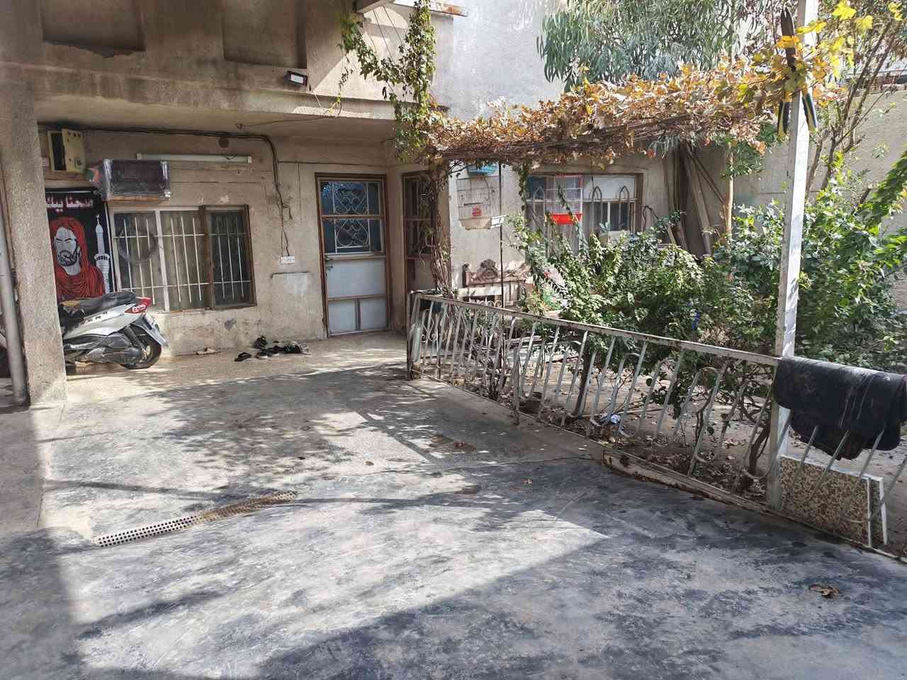 دار للبيع قرب جامع الإمام علي ع مقابيل أبو سعد شموسي ثاني بيت عل شارع لعام ٢٣٠ متر ٥ غرف نوم استقبال ومطبخ كراج وحديقه وصطحين بناء قديم بس نضيف و جاهز سعر١١٠ وبي مجال للشراي ستفسار ***********
