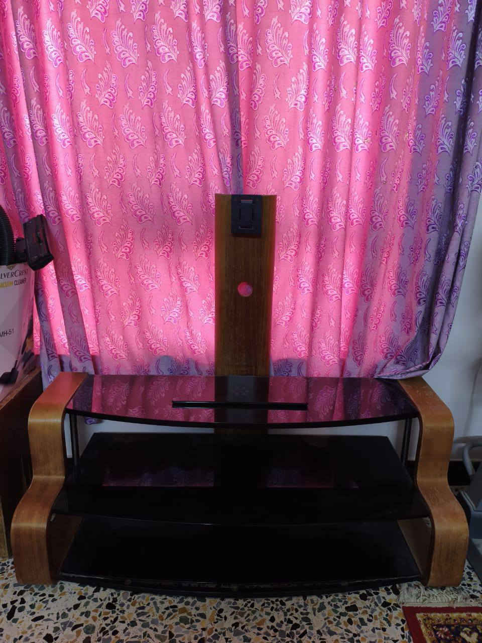 السلام عليكم
غراض منزليه للبيع 

1- قنفات 12 مقعد تحتوي على مساحة تخزين داخليه لكل مقعد ، وتنفتح تصير جربايه ، سعرها 600 

2- ميز تلفزيون بلازما زجاج ، سعره 100

3-  كراسي عدد 2 خشب صاج مع طبله زجاج ، السعر 100 

للتواصل متواجد واتساب ***********
