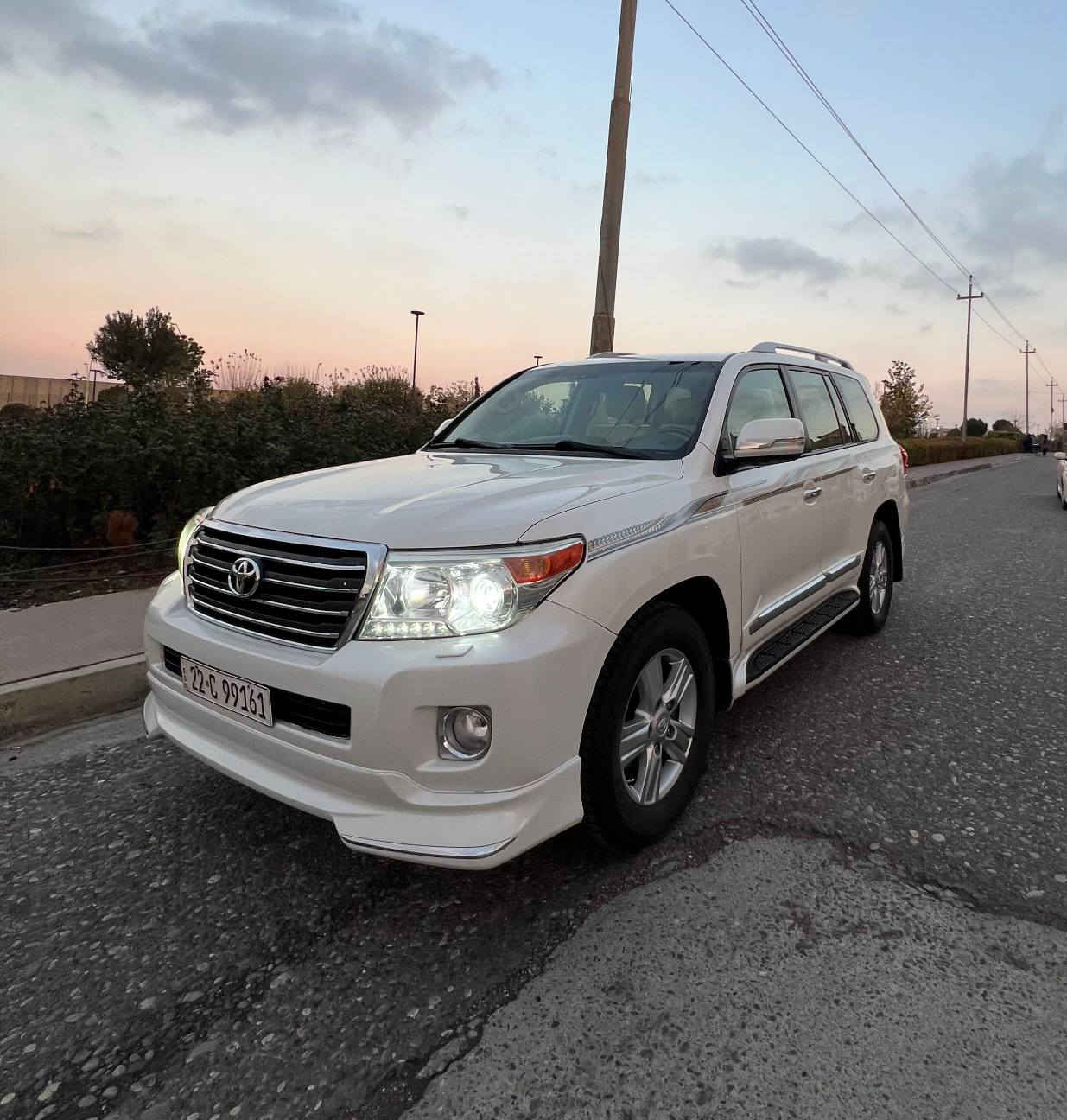 تويوتا لاندكروز 2015 vxr .v8 فول مواصفات چوار تايةى نوى بو بةستراوة بةناوى خومة سةيارةكة بي صبوغة كةميك ساردى هةية مةكينة نةكرايتةوة گير و مةكينةو كارةبايي اكسل و دبل اكسلو پيش و پشت  هةموو بةشةرت 
تويوتا لاندكروز 2015  vxr .v8 سيارة بدون صبوغ شوية بي تعديل بارد سياة باسمي محرك گير اكسل دبل اكسل كهربايي كل بشرت سيارة شدينا تخم طاير جديد و صدر و خلف كل بشرت مابي اي نواقص *********** أربيل, العراق
