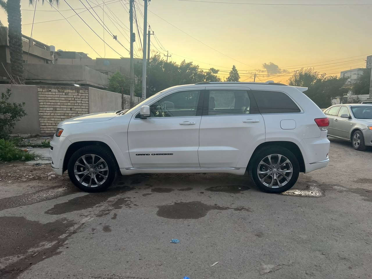 سلام عليكم جيب لاريدو موديل 2019سيارة فول موصفات اعلى فئة سوميت  سعر 220 وبيه مجال حك جية مكاني بغداد اتصال ***********

