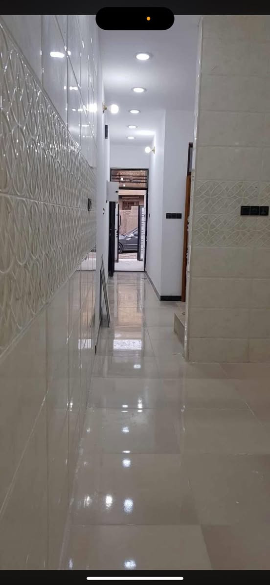 السلام عليكم دار للبيع قرب القوس منطقةاسوار بغداد موضحلكم بل موقع البيت وين  المساحة 100م سند 25 البناء رفت طابق ونص بلوك درجة أولى مساحة الفرع كبيرة وقريب على الشارع العام السعر 85 وبي مجال  رقم الواتس ***********
