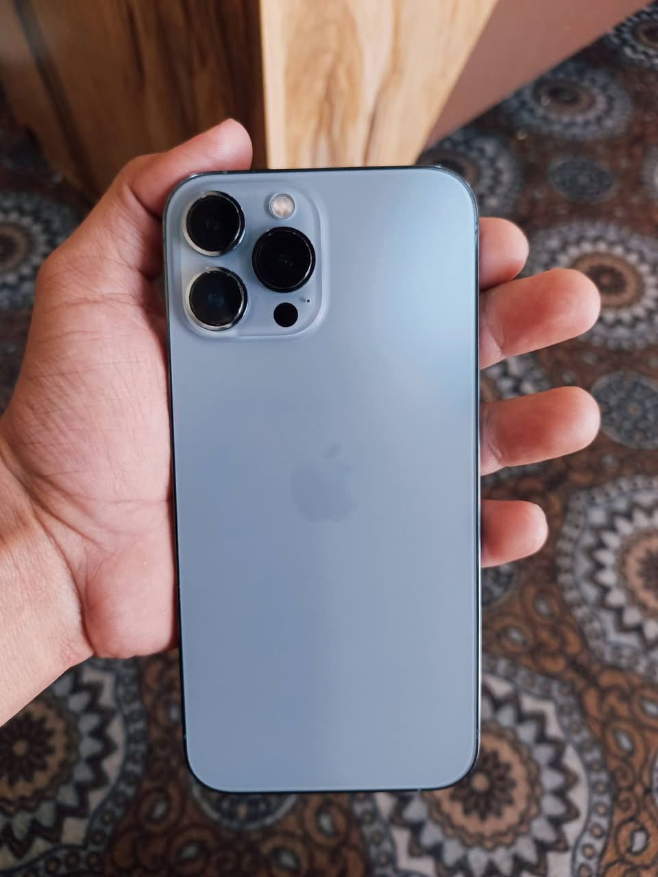 مرخصة الادمن المحترم 
إيفون 13 برو ماكس 
ذاكره 256 شرق اوسط 
لونه بحره نضيف الجهاز ما مفتوح ابد
بطارية 78 بس ميصرف ابد 
السعر 650 وبيه مجال 
ملاحظة بيه فطر بل شاشه جداً بسيط حته مينشاف 
لستفسار ***********

