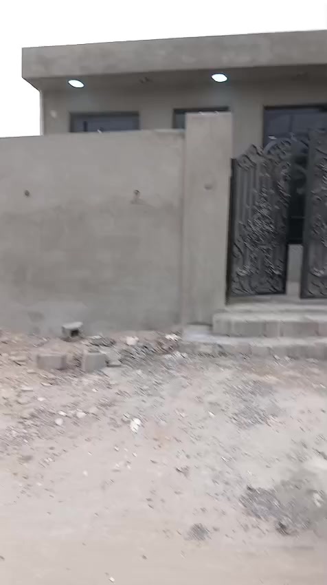 سلام عليكم 
بيت للايجار في حي جبيل قرب جامع العابد 
يتكون من غرفتين وصاله ومطبخ واستقبال كما موضح في الفديو بدل ٢٥٠ للاستفسار الاتصال على الارقام التاليه 
***********
***********
