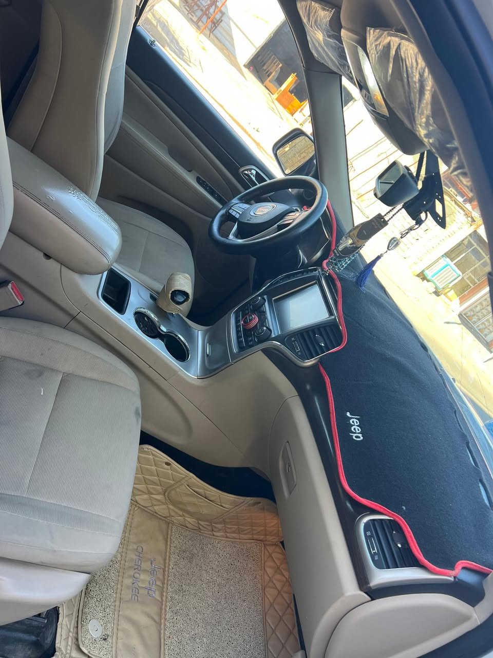 السلام عليكم 
جيب موديل 2014 مكينه و كير كفاله ما مفتوحه محرك 3600 فور ويل رقم بغداد 
بصمه 
تحكم ستيرن 
كامره خلفيه 
كير ماوس 
حساسات 
تشغيل عن بعد 
لد نهاري 
تخم تاير جديد 
و بعد بيهه مواصفات 
السياره وارد امريكي لون ابيض السياره مصبوغة عام مكفوله من الجفيه و الكص حادث امريكا الجاملغ الامامي جهه السائق 
و بالعراق الجاملغ خلف السائق الصبغ اثر طخات و شخوط اني ابيع صبغ عام السياره حد اديه السياره 60%
السعر138 ورقه وبي مجال 
الاستفسار الاتصال ***********
*********** واتس
