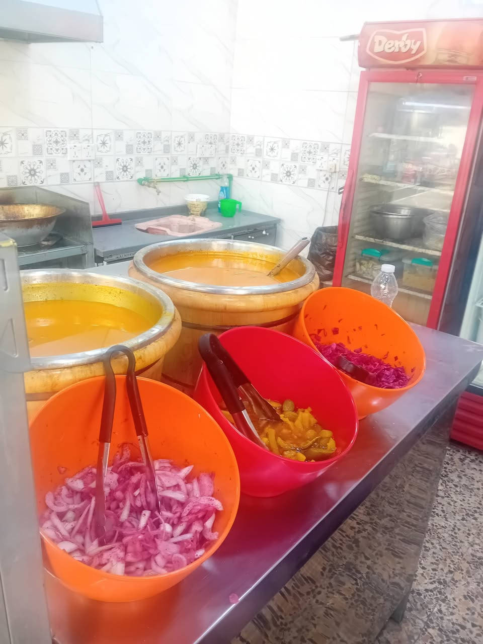 بسم الله الرحمن الرحيم 
السلام عليكم 
عندي هذا المطعم للبيع المطعم كامل مكمل جاهز من كلشي سبب البيع عدم التفرغ المطعم شغال وواصل ٤٠٠ صمون وموقع ممتاز 
إيجار المطعم ٣٦٠ مع الكهرباء والمي المطعم شغال من ٥ الصبح لحد ٢ بليل مطعم نظيف ويخبل والغراض كلها درجة أولى 
للتواصل ***********علي حاتم 
*********** علي حاتم
موقع المطعم الوشاش شارع العام مقابل مقهى صفاء البحر
