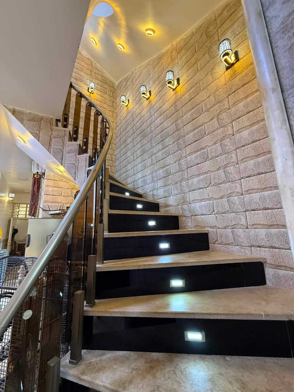البيت للبيع حي المكرمه ١٢٥ متر ٣ غرف منطقه ال٩٠٠٠ بناء صب كونكريت للاستفسار ***********
