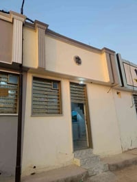 بيت على شارع المطار مقابيل ملحق القريه ماء وكهرباء واتبليط الحد باب بي...