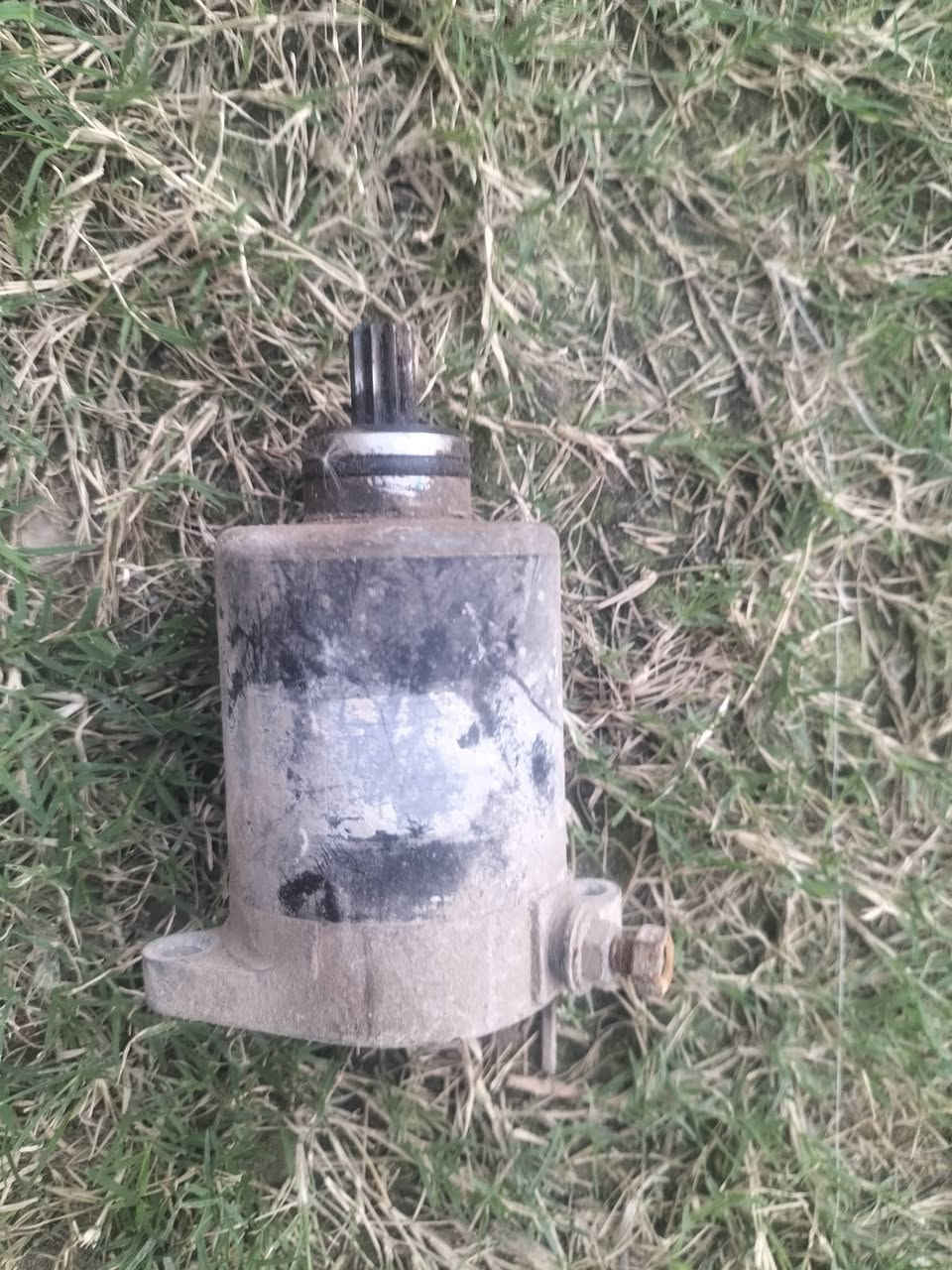 السلام عليكم متاح مكينه بياجو بيهة كرنك كامله وكابريته وملف شحن وكزوز وكويل وحساس وكويل باجاج مستخدم يوم واحد التفاصيل ***********
