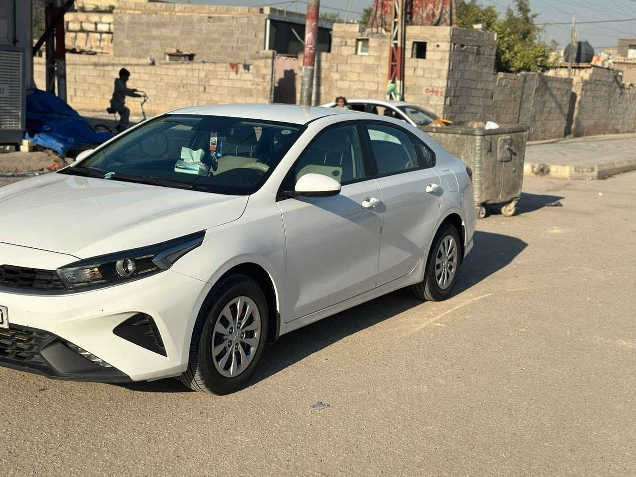 سلام عليكم 
للبيع سيراتو مديل 2024 
مكفولة كفالة عامة 
مكينة 2000
ماشة ٦٠ 
كشنات مخمل 
المكان السيارة واسط الصويرة 
للستفسار 
***********
