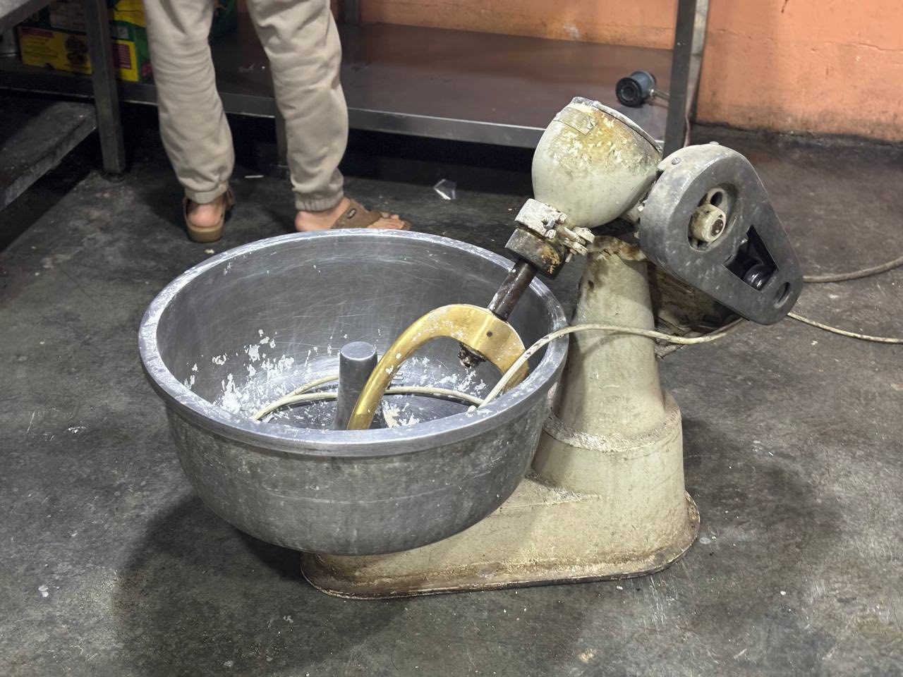 غراض مطعم للبيع
‎1-فرن لحم بعجين
‎2-فرن بيتزا
‎3-فتاحه عجين
‎4- عجانه 25 كيلو
‎5-ميز مرمر مفصل ؏ الفرن
‎6-ميز ستيل
‎7-گريل
‎8-شواية كص
‎9-عارضه مشروبات
‎10-جام خانه ١٠ ملم
‎10-ميز عدد ٣+كراسي+مجمدة كبيره
ملاحظة ابيع المطعم شلع يعني تشيل الغراض تفتح بالمكان الي يعجبك كله شغال  وبالشرط تجي تشوف بعينك 
العنوان صلاح الدين طوز خورماتو


**إذا كنت صاحب هذا الإعلان وتريد حذفه لأي سبب، رجاءا أرسل رسالة إلى الدعم الفني**