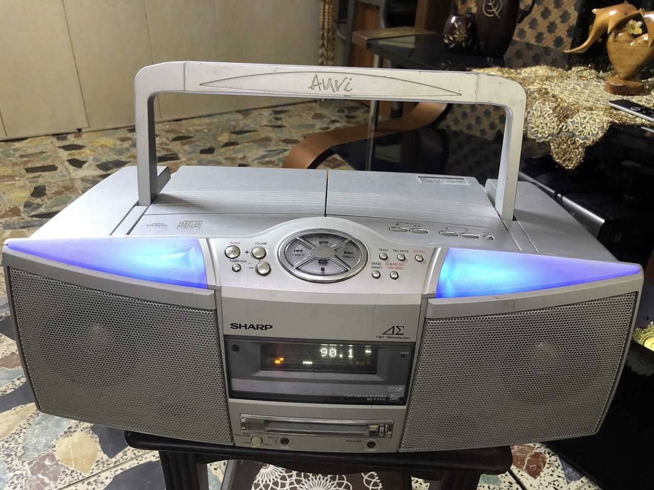 مسجل بورتبل ستيريو نوع sharpضخم ووزن ثقيل يحتوي على كاسيت وcd ومني دسك وراديو نظيف جدا ويحتوي على  نظام اواكس لأستقبال وتضخيم الصوت للأجهزة الخارجيه يعمل على محولة 110v الاصليه معه السعر النهائي ٤٥ الف لايتوفر توصيل /بغداد ***********

