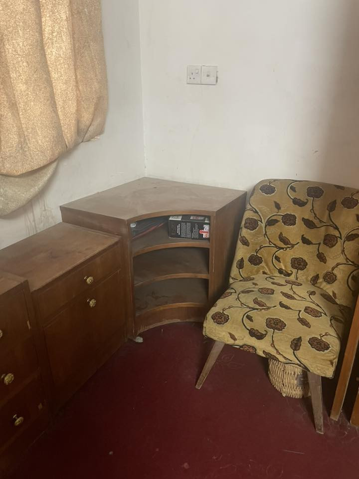 غرفة نوم خشب عراقي قديمه كبيره ب٤٠٠ الف
التلفزيون حجم كبير بدون نت ١٠٠ الف
ميز طعام لون اصفر اربع كراسي ب٣٠ الف
ميز طعام اثنين كرسي ٤٠ الف
كريكوت اطفال جديد ب٣٠ الف
مكاني بغداد 
***********
