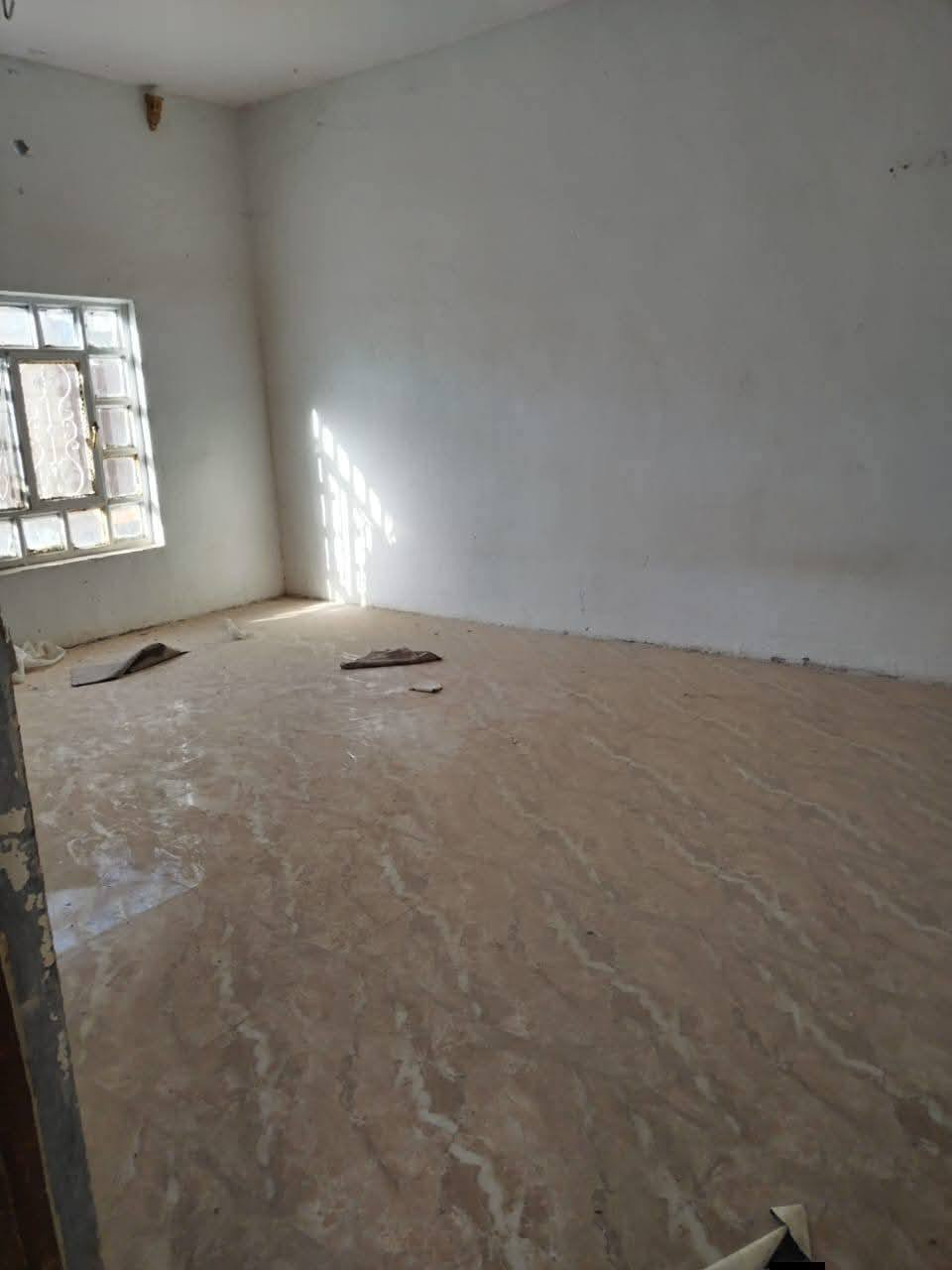 بيت بناء وسط للبيع أو مراوس  مساحه البيت ٨٥٠متر واقع حال ٩٥٠م طريق بغداد عمود ٦٠ يبعد ٥كيلو و ٨دقايق بالسيارة عن الامام و ٥٠٠متر عن الشارع العام واجهه ٢٠ البيت ركن سند ٢٥ مقابيل جامعة الزهراء سايد الدخول مقابيل محل علاء متعب يحتوي على ٣غرف نوم استقبال صاله مطبخ صحيات 
السعر ٢٦٥
للعلم البيت حاليا مؤجر
‪***********‬‏
