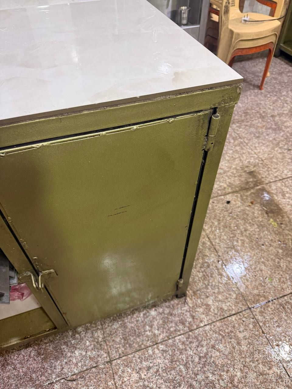 ميوزه ثنين حديد توني فصلتهن جدد
ميز الأول طوله مترين  والثاني متره وربع مال مطعم ميوزه مرتبات كلش.. ٣٥٠ سعرهن

***********
