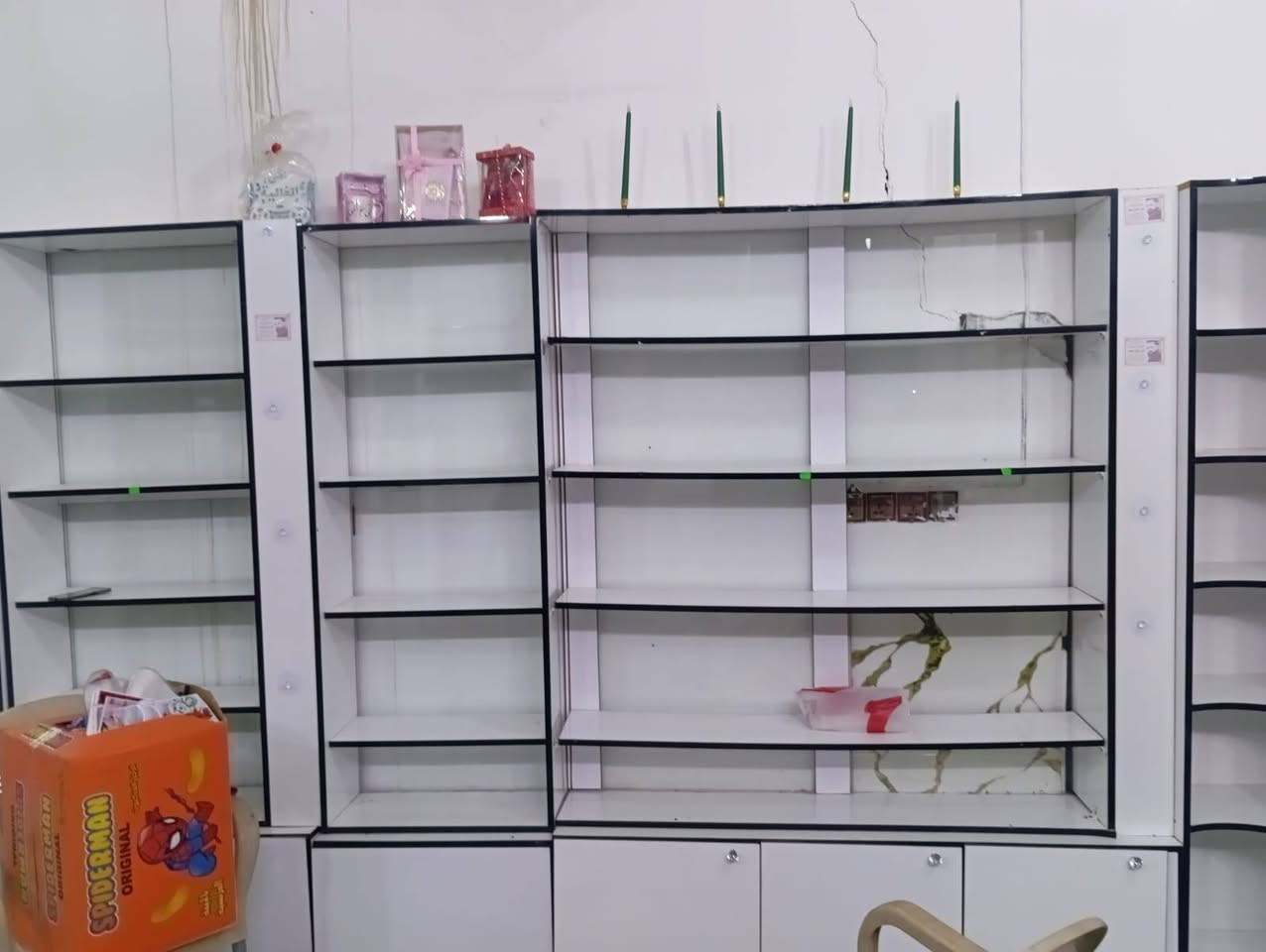 السلام عليكم عندي فاترينات محل كامله 7قطع للبيع‏‪***********‬‏ الطول مترتين ونص العرض ٧٠واكو عرض متر مربع وحده السعر 35الوحده مكان زهراء الشارع العام مقابيل صيدلية رهام

