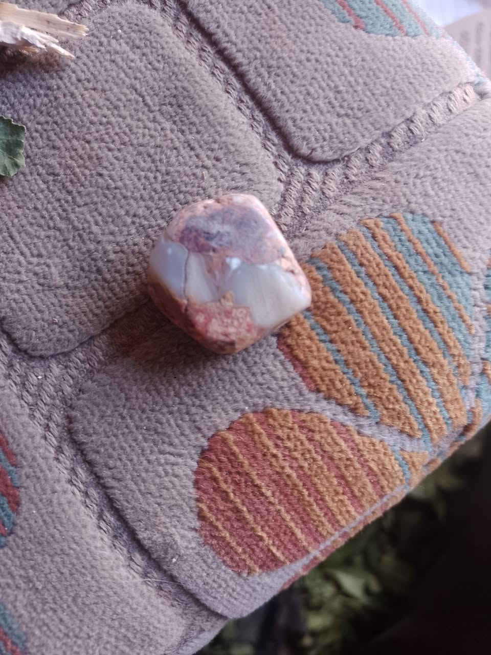 للبيع كمية مميزة من العقيق اليماني الخام (المعظم) المستخرج من الجبل مباشرة.
المميزات:
خامة نظيفة: أحجار بكر تم فحص عينات منها وأثبتت شفافية عالية وألواناً مميزة.
تداخلات لونية: الخام يحتوي على عروق حمراء ورمادية (عقيق مشجر/بريشيا) تعطي نقشات رائعة بعد الصقل.
صلابة ممتازة: الخام قوي ومتماسك، لا يوجد به شقوق داخلية (فطور) تعيق عملية القص.
أحجام متنوعة: تتوفر قطع كبيرة للتشكيل وقطع صغيرة جاهزة للفصّ.
حالة الأحجار:
تم إرفاق صور للقطع الكبيرة الخام، بالإضافة إلى عينة تم قصها وصنفرتها يدوياً لإظهار جمال "اللب" والشفافية


**إذا كنت صاحب هذا الإعلان وتريد حذفه لأي سبب، رجاءا أرسل رسالة إلى الدعم الفني**