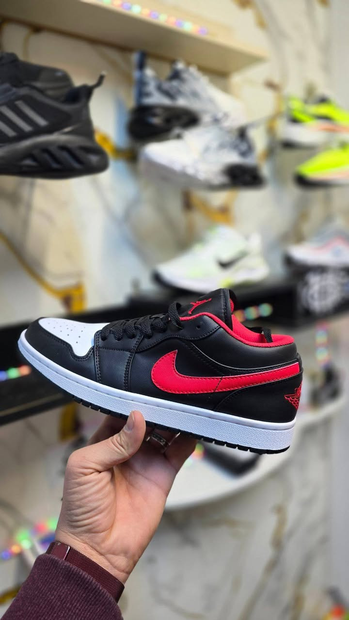 نايك '  فيتنامي الاصلي قياسة ( 43 ) جديد ما مستخدم '+ جواريب طبية قطنية فول'  سعرة بلسوگ فوك 80 ' عارضة بـ 30 الف مع الجواريب الشراي يراسلني لو يتصل ***********
