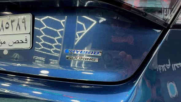 السلام عليكم 

هوندا اكورد تورنك 2025فوووول للاخير 

السيارة جديده بمعنى الكلمة واحلى من الصور 
ماشية 450 ميل بعده شركه 
مواصفات 

• مكينة هايبرد 

• شفتات ستيرن 

• شاشة كبيرة

•فتحة سقف 

• كاميرا خلفية

• كشنات تدفئة وتبريد امامي 

الخلفي تدفئة 

كشنات ذاكرة 

4 وضعيات قيادة 

• رادار امامي خلفي جانبي 

• مانع تصادم

• محدد مسار 

• تصحيح مسار

• شفتات بالستيرن

.سماعات boos

• مثبت سرعة

• مانع انزلاق

• دخول ذكي 

قفل ذكي 

• إنارة ترحيبية

• هندبريك كهرباء 

• حساسات مطر 

• أوامر صوتية

. تشغيل عن بعد 

.قطعتين تبريد 

.كشنات جلد

داتو شاو يعرض على الجامة 

لايت LED امامي خلفي 

فول الفول شنو بالك مواصفات بي حادثه بلمنشور موجود بس هلال جاملغ صبغ يعني مو جاملغ كامل
للاستفسار على الرقم
*********** بغداد
