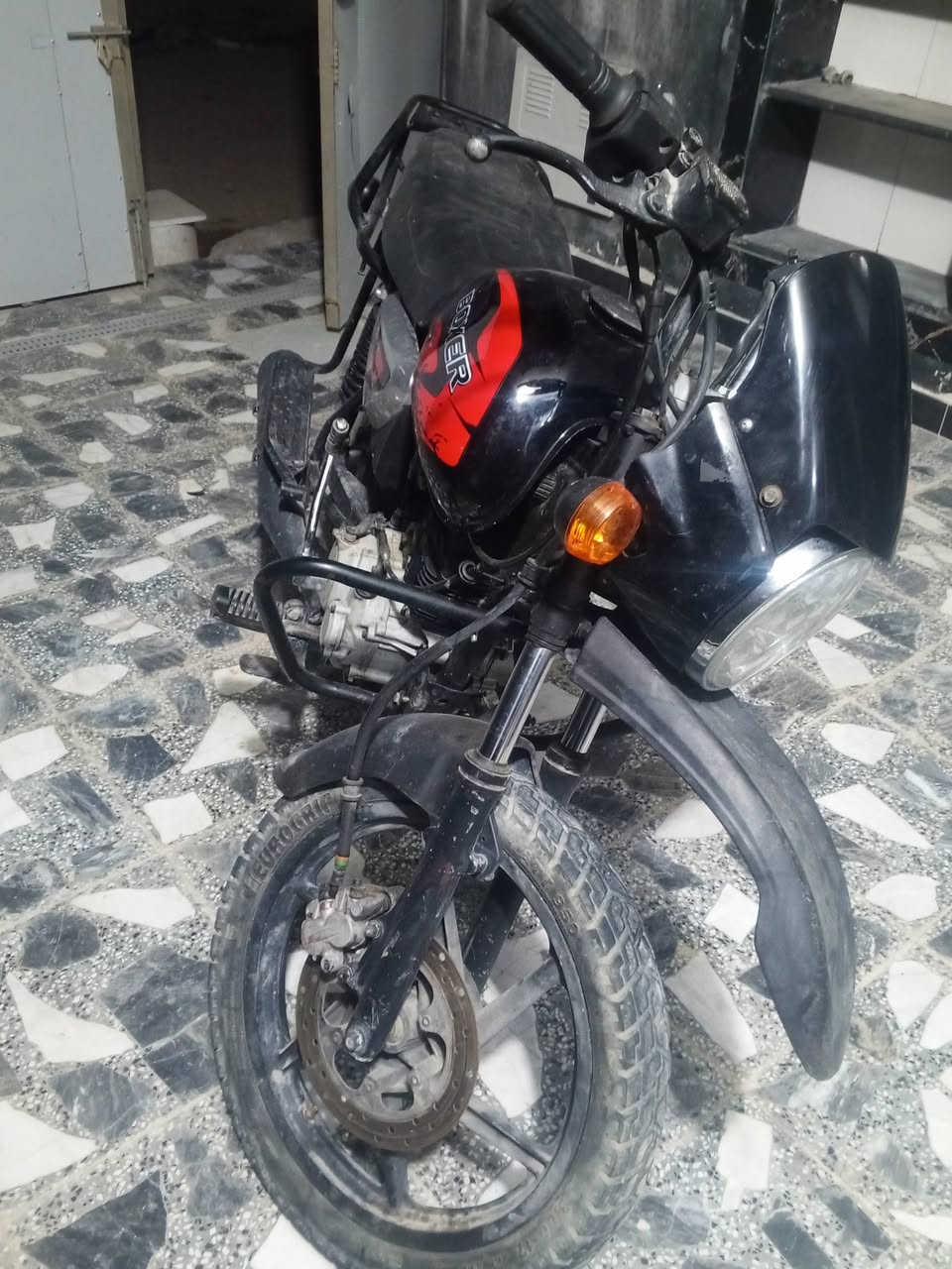 السلام عليكم دراجه بوكسر موديل 21 ج دراجه بيها فقط كابريتر ج وباتري دراجه حلوه نظيفه ماكينات تخبل ورخصوا لي حتى وصل ومالي الشركه مال مصطفى بيها يعني قبل ترقم دراجه بعلاء الحطه رايتها السعر 550 قفل ***********
