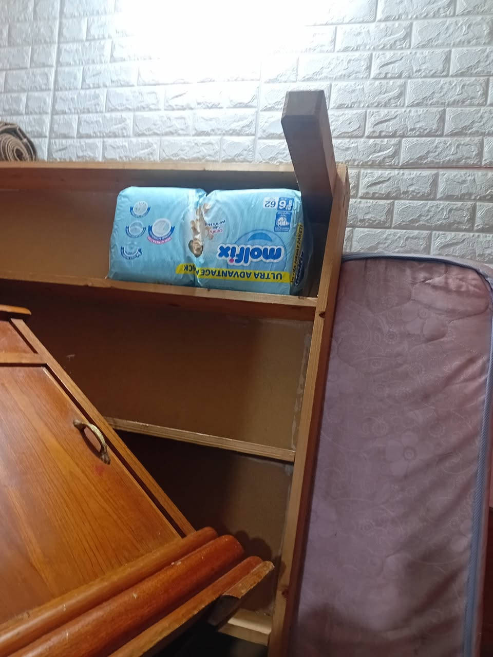 غرف نوم كامله مع كافه ملحقاته واعتذر مااكدر اصورها منصوبه بسبب المكان ضيق صاج اصليه نظافتها ٩٠،،% مو سوكيه غرف تصكام اصليه السعر ***********
