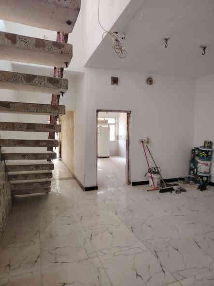 بيت ١٠٠م واجهه ٥×٢٠ طابق ونص غرفتين نوم مع استقبال وصاله ومطبخ وطارمه وصحيات خارجيه معزوله شارع ٧متر خدمات مجاري متوفره حي الأمين شارع خلف مجمع همسه للإلكترونيات سعر ٦٧ مليون بي مجال قليل طابو زراعي سند ٢٥ إقرار محكمه من المالك مباشرة ..للاستفسار مكتب الأوس للعقار ابو سجاد*********** ابو وائل ***********
