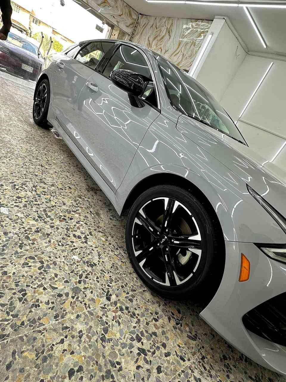 السلام عليكم
   Kia k5  Gt-line 2023
كي فايف جيتي لاين 
 
للبيع 
اللون:اسمنتي
حجم المحرك:1.6تيربو 🚀

وارد امريكي
الضرر:جاملغ خلفي وباب السايق مبدل وبيها تعديل بارد

( بدون لغد وبدون ايرباك)

موضح كلشي بالسونار منزله بالصور

وحادث السيارة ايضاً موجود

السيارة ماشية:43 الف km

مواصفات:
السيارة بصمة 

بصمة ابواب عدد2

فتحة سقف بانوراما بالكامل

داخل احمر

4 انظمة قيادة

رادارات امامية وخلفية وجانبية

نقطة عمياء

تشغيل عن بعد

قيادة ذاتية

دخول ذكي 

كروس مثبت سرعة

تحديد مسار

شحن لاسلكي 

هاند بريك كهربائي

اوتو هولد

كشف السائق كهرباء

وباقي مواصفات الجيتي لاين معروفة

السعر 198 وبيها مجال

اخوتي كلشي موضح بالسونار والسيارة كدامكم 

الشراي يجي يشوفها ويفحصها ويقتنع بيها وعيوني اله

رقمها بغداد بأسمي تحويل ثاني يوم

مكانها بغداد-الحرية

***********
