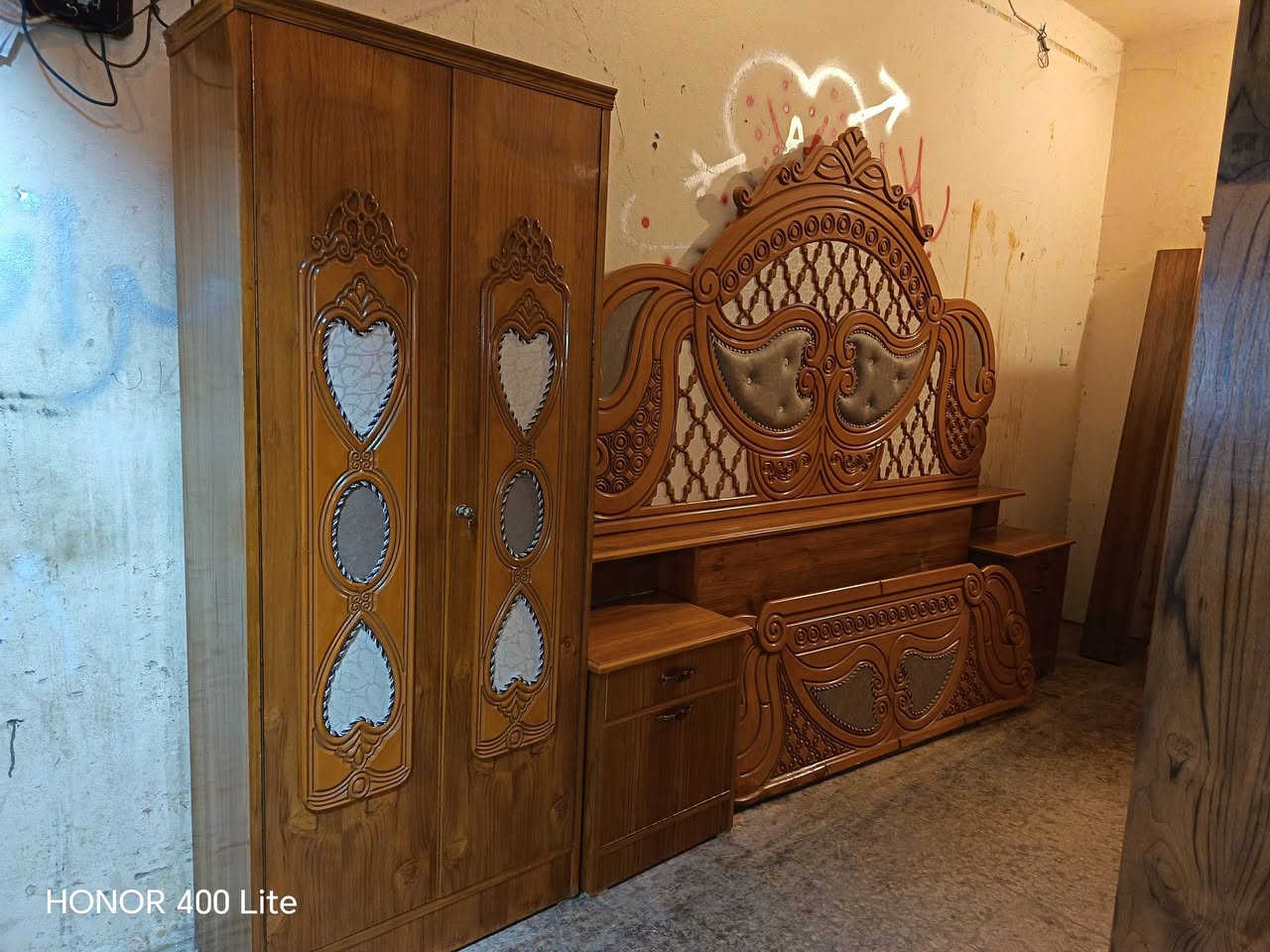 تخت مع زاوية شغل درجة اولى نظيف جداً مستعمل العنوان خلف مرطبات البحرين مقابل افران زينب الرقم
***********
غير متوجد على الفيس 
مستعدون لشراء الغرفه والكناتير
