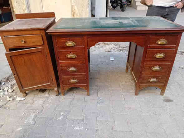 للبيع ميز مكتبي ملكي مع كومدي وساعة ولوحة جدارية عاج ولوحة رسم ... الاعظمية ***********
