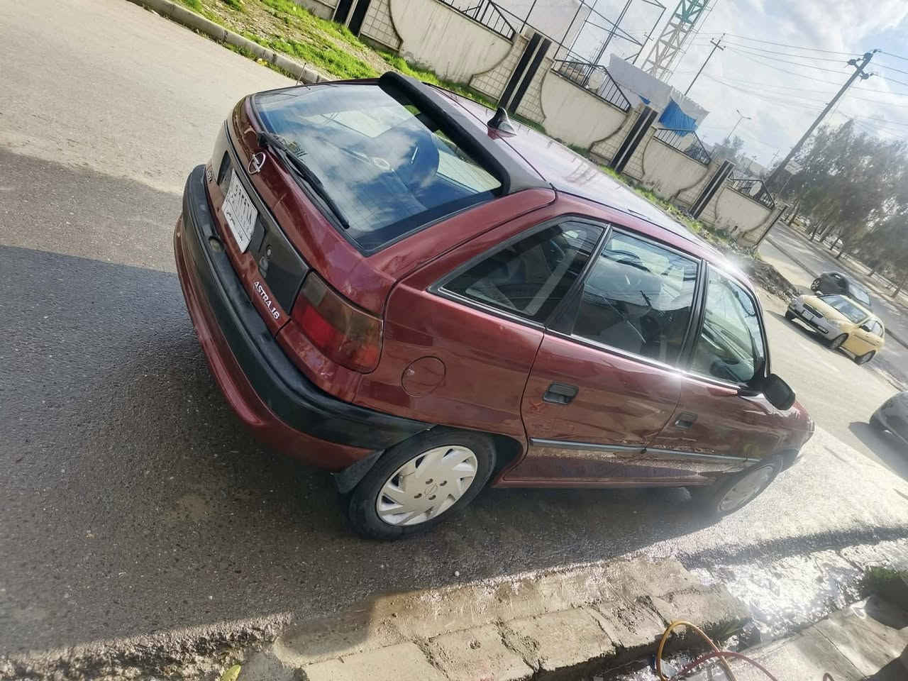 يوجد لدى مكتب العريبي لتجارة السيارات وتنظيم العقود  العنوان شارع 60 من جهه الهرمات اوبل استرا ٩٣
‏توماتيك 

‏گير ومحرك ٢٠ شرط 

‏سلايت

‏تبريد تدفئة بلادي

‏باتري جديد

‏قفل مركزي

‏ABS شغال

‏مشروع وطني سنوية ٢٠٢٩

‏شرط التحويل

‏الداير الخلفي مصلح والسقفية مبخوخة جمالية اثر تقحيل 

‏السيارة مكفولة ***********
***********
