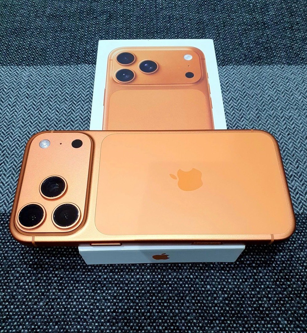 17 برو ماكس برتقالي ذاكره 256 سيم كارت ZA 
بطاريه 100 نظافة 100 ملحقاته كامله وجديد
عدد دورات شحن فقط 41 مره لاصق شاشه وحافظه 
تحديث اخر اصدار سعر 2075 الف 🔐 
مكاني سيديه *********** واتساب