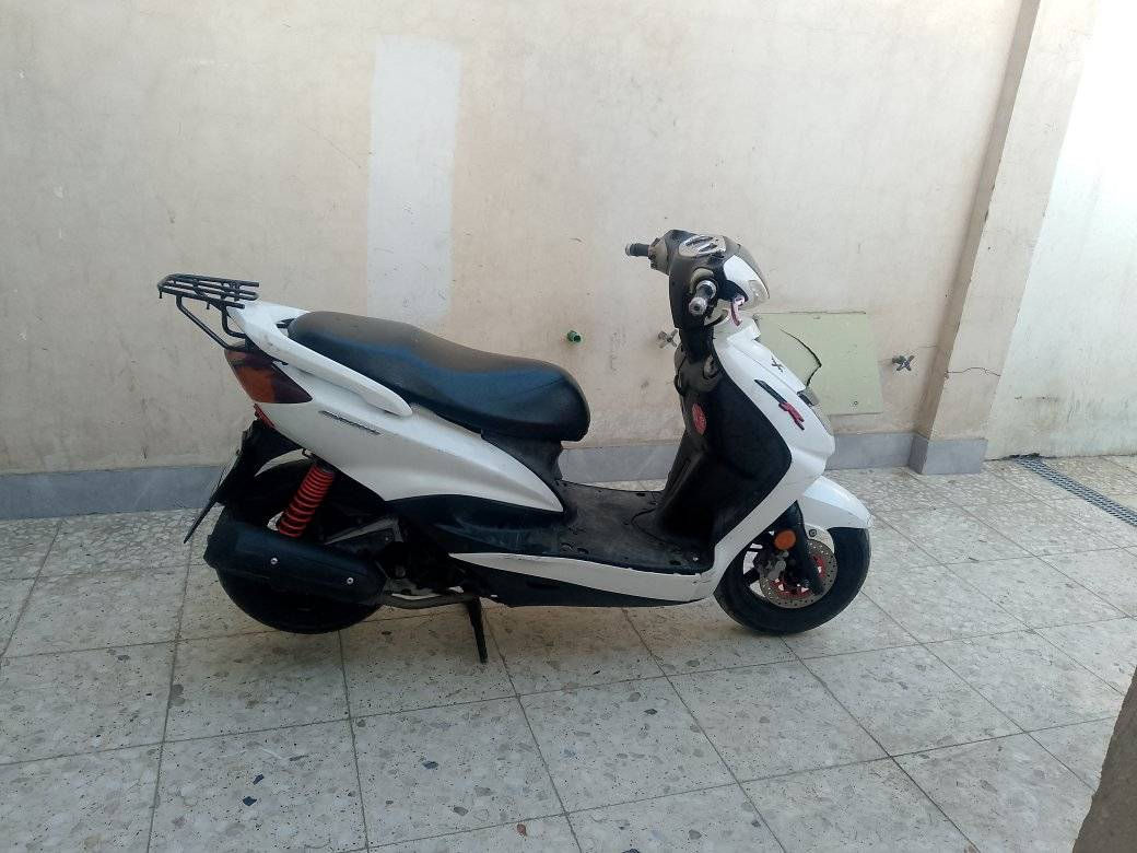 دراجه سكنس ياباني سرعة 110مكينه بلاديه ما مفتوحة ابد ناعمه شلعه قويه كهرباء كوله شغال نكره سلف هندر اوراق بسمي كمرك مدفوع يعني تترقم أصولي الدراجه كامله نضيفه السعر 450 بغداد الشعب رقمي ***********
