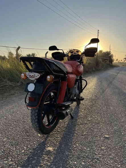 سلام عليكم 
بوكسر موديل 22
دراجه كلش حلوه ونضيفه 
دراجه كلشي بيه شغال 
تايرات  تخم جديد 
اوراقهه اصلي يعني أتروح كبل ترقم 
دراجه مجفته تجفيت شركه يعني كله ليبر لوردي صارلهه يومين من مجفتهه 
السعر مليون ٣٥٠ وبيه مجال  
بغداد الحسينيه الراشديه 
***********
