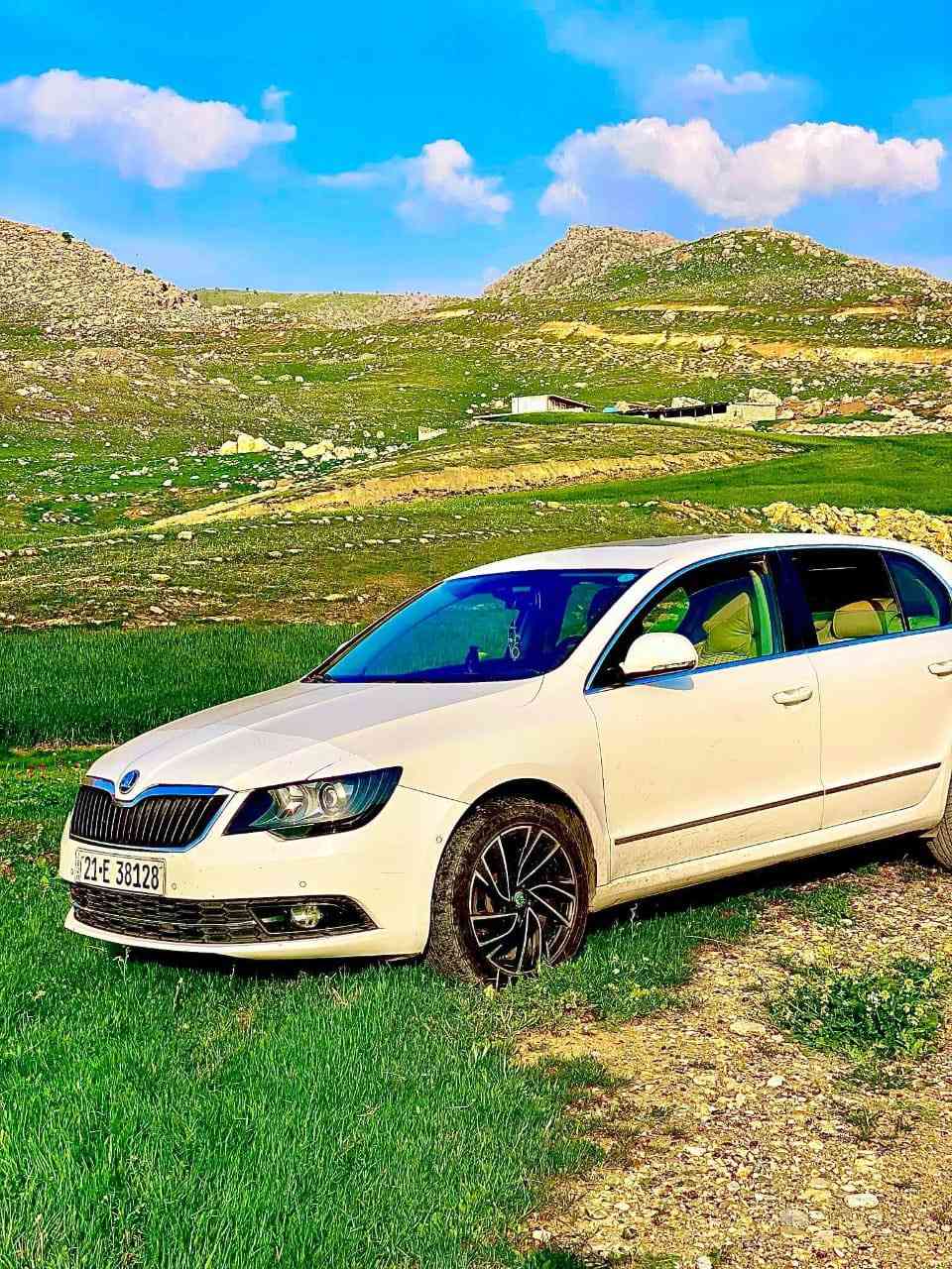 Skoda Superb
سکۆدای سوپەربی ٢٠١٥ 
مواسەفاتی فول فول 
بێ بۆیاخ 
دوو سێ جێ ساردە کوتی بچوکی هەیە 
١٠٤هەزار رۆشتوە
سەنەوی مانگی ٦ بەسەر دەچێ 
گێرو مەکینەو غرامە بەشەرت 
***********
ناونیشان -رانیە

