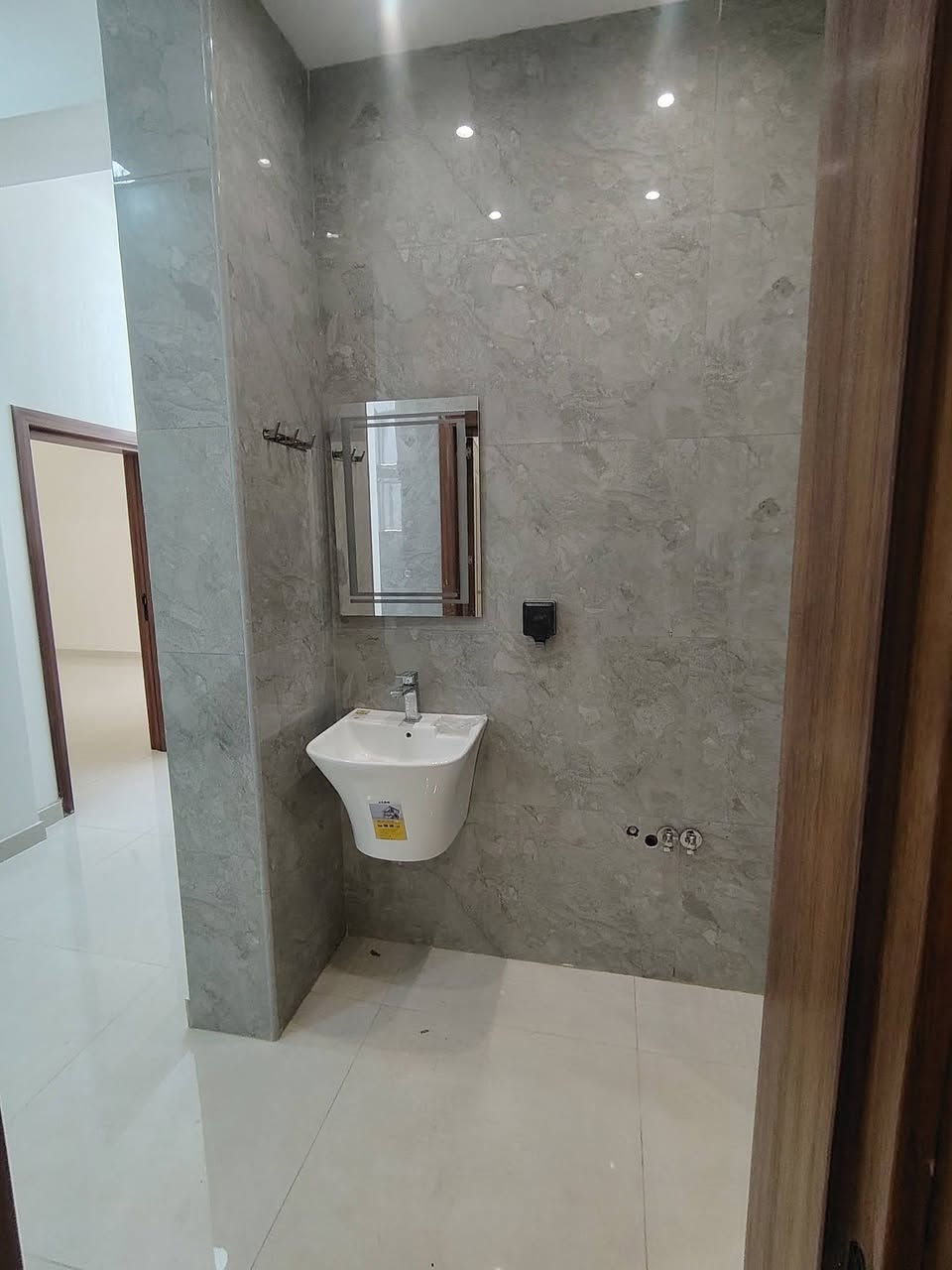 🏡 شقق للإيجار – حي الفرات / شارع الصب

✨ شقتان للإيجار، بناء حديث بتصميم عصري ومميز.

📐 مساحة كل شقة: 100 م²

🔹 المواصفات:

- غرفتا نوم
- صالة
- مطبخ
- مجمع صحي

❄️ نظام عزل حراري عالي الجودة، مما يجعل الشقة باردة حتى بدون تشغيل الكهرباء.

💧 كل شقة مجهزة بـ:

- ماطور ماء خاص
- كيزر
- تانكي ماء خاص

📞 للاستفسار والحجز، يرجى التواصل على الخاص أو الاتصال.***********
