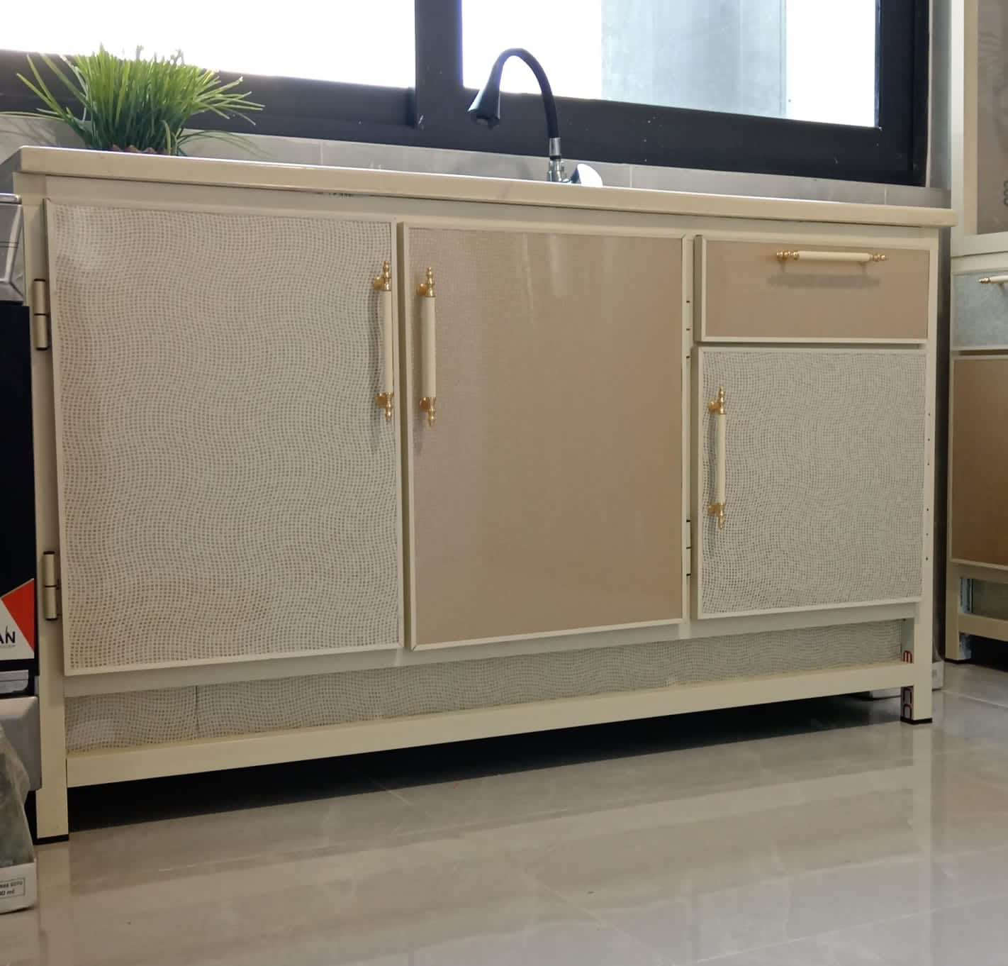 كاونتر ألمنيوم للبيع - نظافة 100% (شغل تسكام حطاطة) مو سوگي تعبان ثقيل ما بيه أي ضرر ولا شخط ونظيف جداً أخو الجديد وجاهز للاستخدام 
تفاصيل الكاونتر:
• القياسات:
1. كاونتر (سينك) ثلاث بوب طول متر ونص مرمر صناعي والقطعة  الأرضي مع الملحق طول مترين السعر: 400 ألف دينار.
📍 المكان: بغداد - أبو غريب الشراي رجاءا فقط يتواصل على *********** بغداد, العراق
