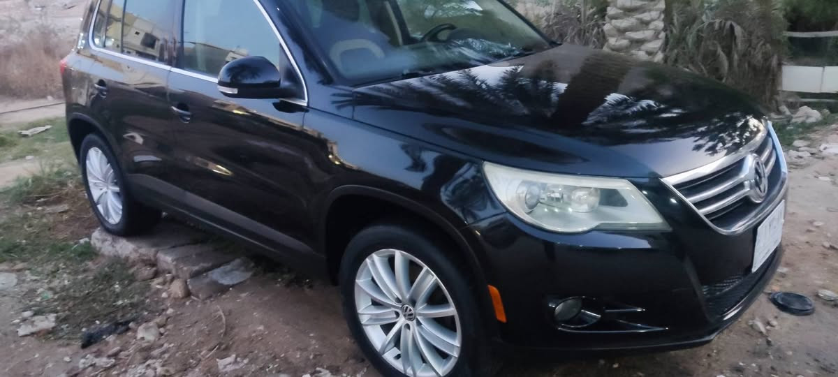 تيكوان وارد خليجي صبغ فقط البنيد بدون حادث بدون اي ضرر جاهزه مكينه وكير وحداديه وتبريد شغل واطلع وين ما يعجبك مواصفاته معروفه والسعر 95 وبيه مجال مكان السيارة كربلاء ***********
