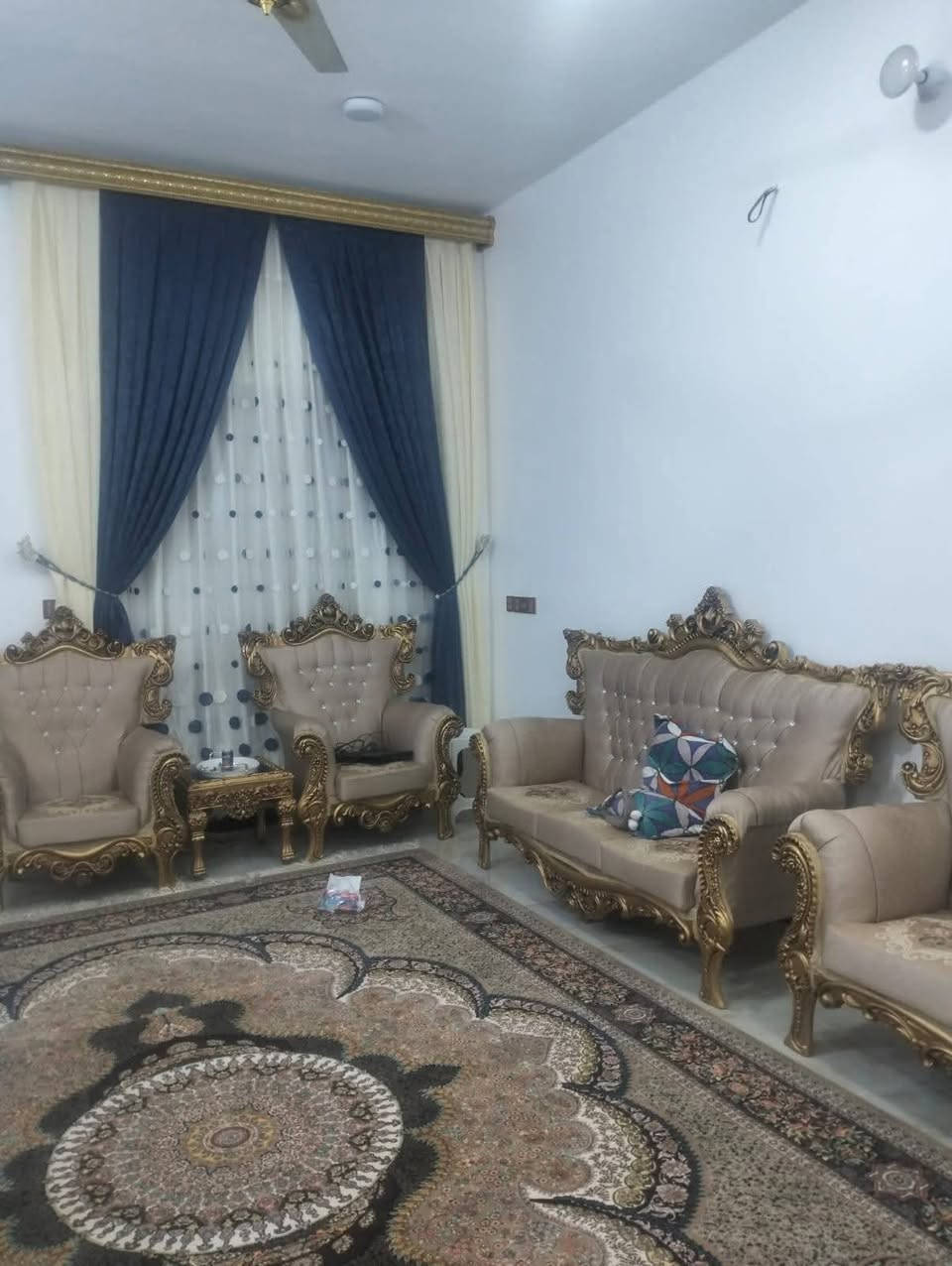 🏡 دار سكن   –

📍 العنوان: حي الباقر
📐 المساحة: 200 متر
🏢 : طابقين

🔹 الطابق الأول:
غرفتين + صالة + مطبخ + استقبال + حمام 🛁 حديقة كراج سيارة 

🔹 الطابق الثاني:
4 غرف نوم 🛌 + صالة + حمام

💰 السعر: 230

📌 مكتب الدناني للعقار
🏠 بيع • شراء • مقاولات عامة
📞 ***********
