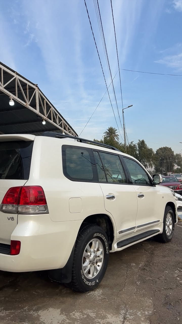 سياره لانكروز موديل 10 سياره بدون صبغ فول ماشيه ١٨٠  السعر 3دفاتر و13 ورقه وبيها مجال تصال على هاذ الرقم ***********
