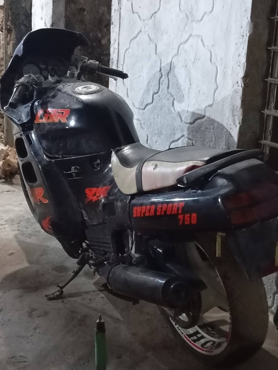 سلام عليكم ورحمه الله وبركاته.  بطح هونداي CBR 750 . SUPER SPORT سيسي(cc)   دراجة رياضية بل كامل وعليها تعديلات رياضية دراجة حلوة و مرتبة تفيد الشباب وبيها شلعة ما تلكاها بغير دراجة  و الصوت رياضي وكلش حلوو الدراجة نظام كابريته 4 بستم . الدراجة معمر نص تعميره الفوك فقط . الدراجة ما بيها اي عطل وشرط تفحص. مجرد الدراجة متروكه صار الها فترة
السعر 6 ورقات وبيها مجال للطيبين 

للاستفسار ***********
واتساب فقط
