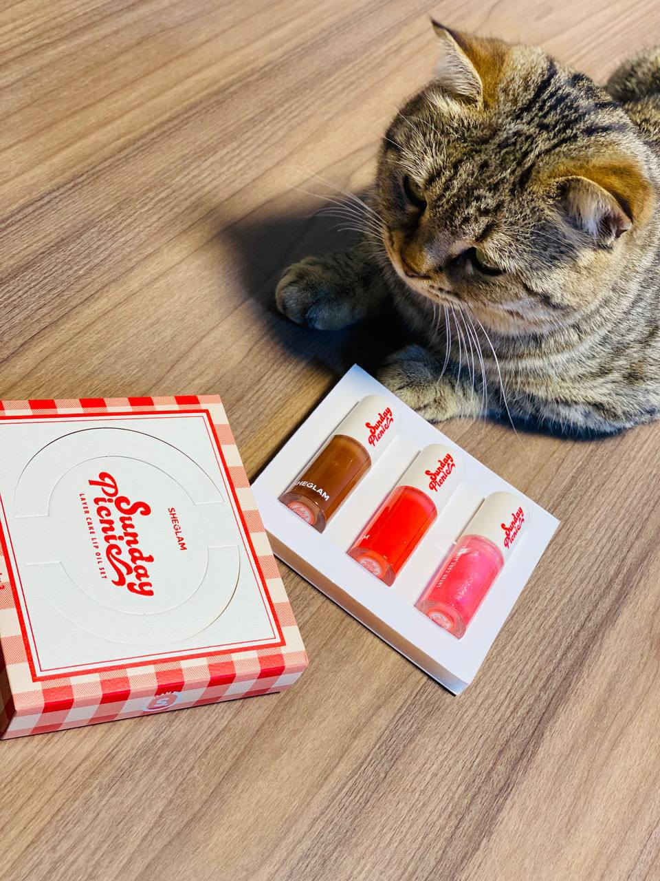 شيكلام استعدي لأحلى لمسة جاذبية مع مجموعة Sheglam Sunday Picnic – Layer Cake Lip Oil 💋🍓
ثلاث زيوت شفاه فاخرة ترطّب وتلمّع وتضيف لون ناعم يخلّي ابتسامتچ تخطف الأنظار ✨

💄 كلوسات الألوان المتوفرة بالمجموعة:
بني شوكليت 🤎 لمسة طبيعية دافية تناسب كل إطلالة.
أحمر توت ❤️ لإطلالة جريئة وأنثوية.
وردي غليتر 💖 بلمعة ساحرة مثالية للمناسبات اليومية والسهرات.

✔️ قوام خفيف وما يترك لزوجة
✔️ يمنح الشفاه مظهر ممتلئ وصحي
✔️ ممكن استخدامه وحده أو فوق أي روج لإضافة لمعة ✨

🍯 كل سيت يحتوي على ٣ زيوت شفاه – 6ml لكل واحد، يعني رفاهية تدوم معاچ طول اليوم 🌸

سعر السيت 10 الاف البصرة, العراق


**إذا كنت صاحب هذا الإعلان وتريد حذفه لأي سبب، رجاءا أرسل رسالة إلى الدعم الفني**