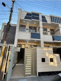 الدار للبيع مساحته 70م الواجهة 3ونص×20 يتكون البيت 3 غرف الفوق مع الجو...