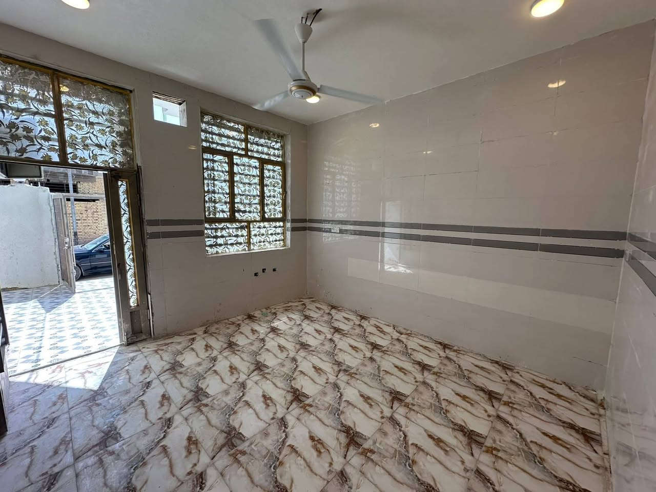 يا الله دار البيع 
المساحه 175 بناء حديث
متكون من غرفتين وصاله ومطبخ وديوانيه
ماء كهرباء 
مكان خاف مدرسة الحبيب المصطفى ع شارع ال يوسف 
السعر 70وقابل التفاوض 
رقم الهاتف  ***********
